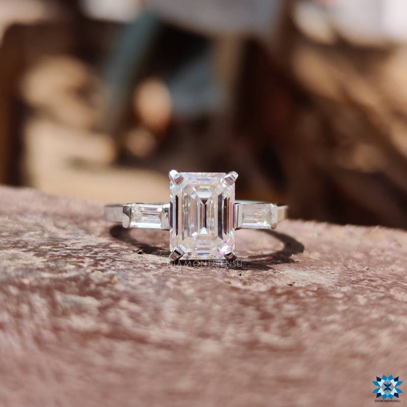 Drei-stein-Verlobungsring Mit Smaragd Moissanit Im Baguetteschliff, Zierlicher Ehering Für Sie, Handgefertigter Jahrestagsgeschenkring Frauen von diamondrensu