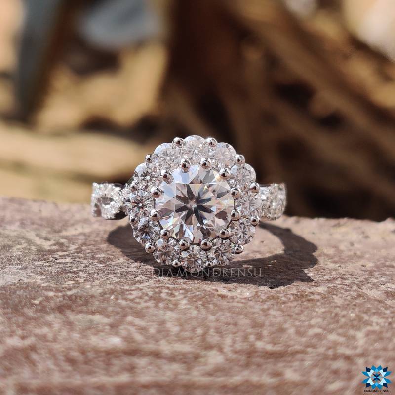 Runder Moissanite Cluster Verlobungsring Mit Twisted Pave Band, Filigraner Stil Ehering, Versprechensring Für Sie, Handgefertigt Von Diamondrensu von diamondrensu