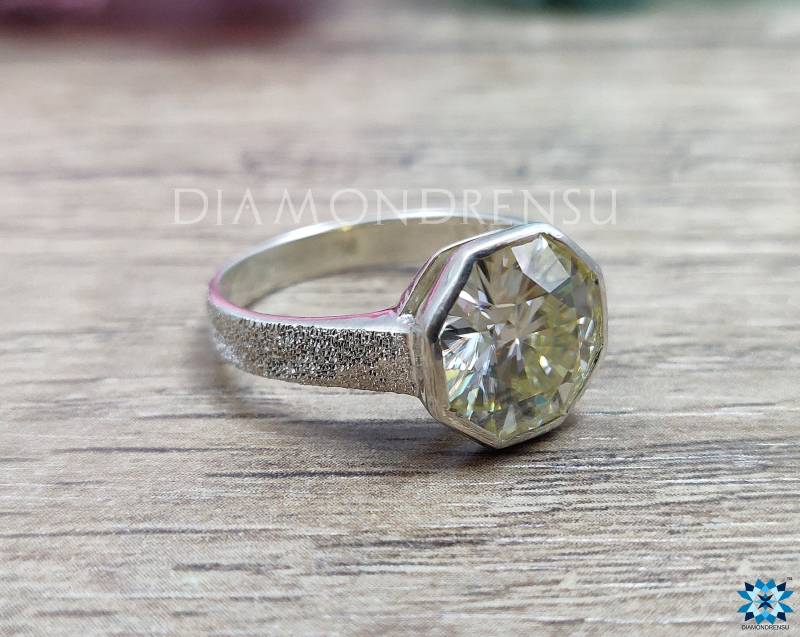Schöne 3.50 Ct Octagon Cut Faint Gelb Moissanite Verlobungsring, Lünette Gesetzter Ehering, Sand Gesetzt Erstaunlicher Brautring von diamondrensu