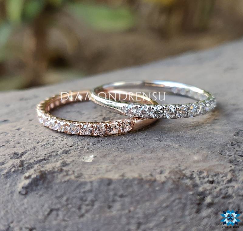 Set Mit 2 Bändern | Halbes Eternity Band 0.68 Ctw Rundes Farbloses Moissanit Ehering Verlobungsring Rotgold, Weißgold von diamondrensu