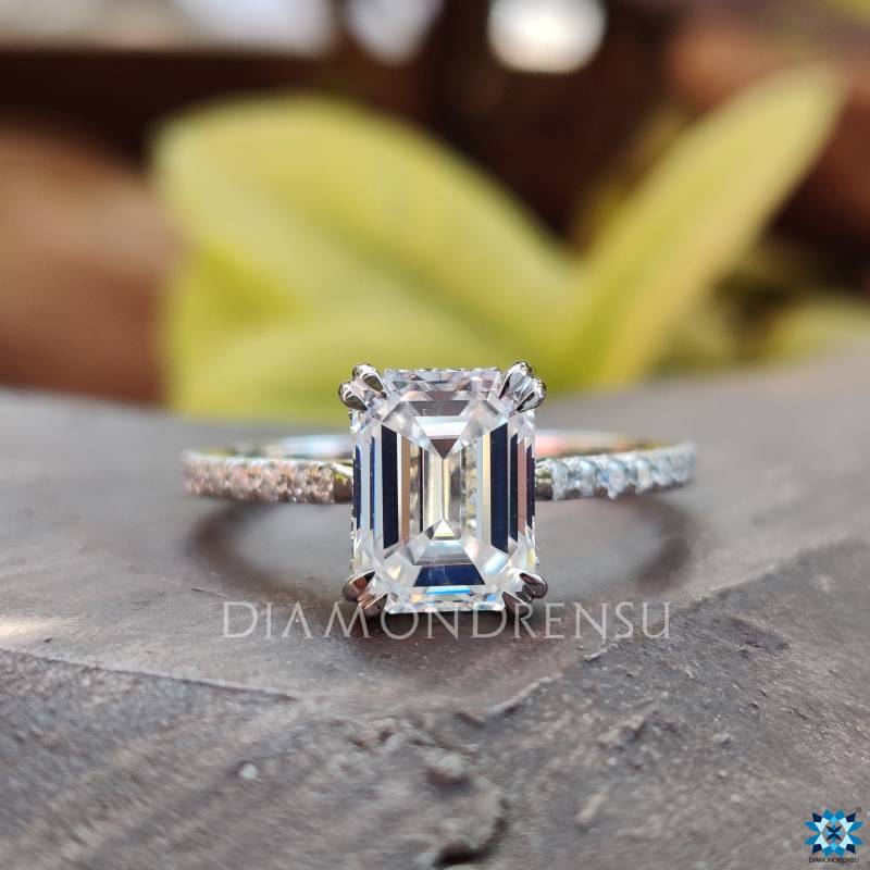 Versteckter Halo Smaragd Verlobungsring 2.82 Tcw Farbloser Moissanite Ring in 10K/14K/18K Weißgold, Ehering, Doppelkralle von diamondrensu