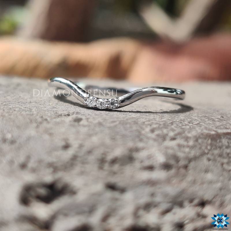 Zierlich Geschwungenes Band | 0, 05 Ct Rund Moissanite Ehering Braut Set Stapelbares Farbloses Moissanit Massives Goldband von diamondrensu