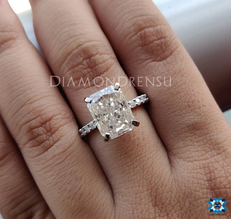 strahlender Farbloser Moissanit | 6.0 Tcw Pave Setting Verlobungsring Ehering Braut Set Massives Gold von diamondrensu