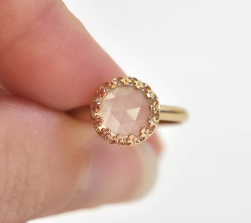 14 K Gold Ring - Weiß Chalcedon Krone Lünette Diamant-Ring Alternative Verlobungsring-Chalcedon Zierliche Edelstein-Ring von dianafakhoury