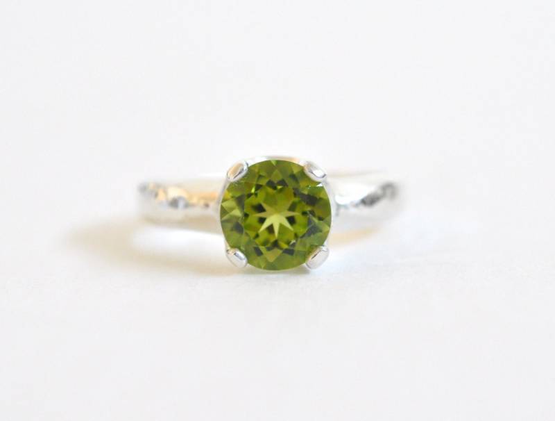 Peridot Ring - Solitär Edelstein Grüner Argentium Sterling Silber Prong Diamant Alternative Verlobungsring von dianafakhoury