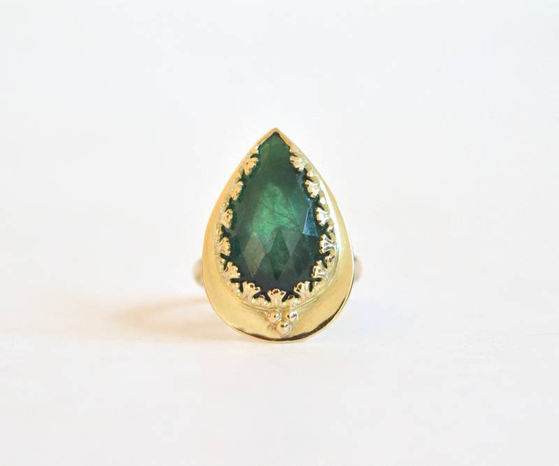 Smaragd Verlobungsring - 18K Gold Ring Einzigartige Verlobungsring-Diamant Alternative Emearld Teardrop Birne Krone Lünettenring von dianafakhoury