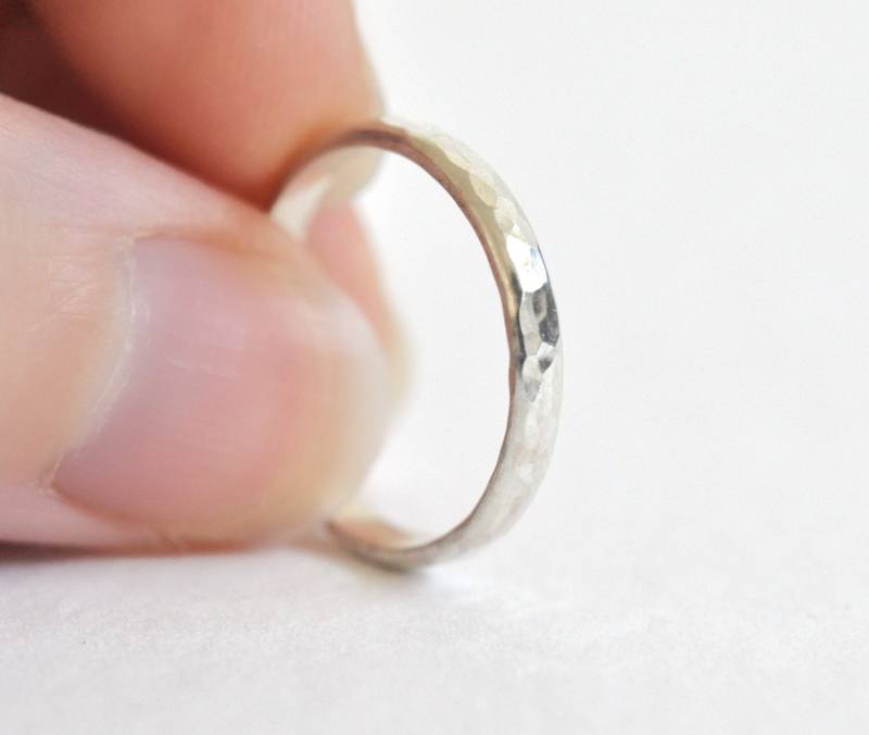 Sterling Silber Band - Gehämmert Frauen Hochzeit Dünne Männer Stapeln Ring Strukturierte von dianafakhoury