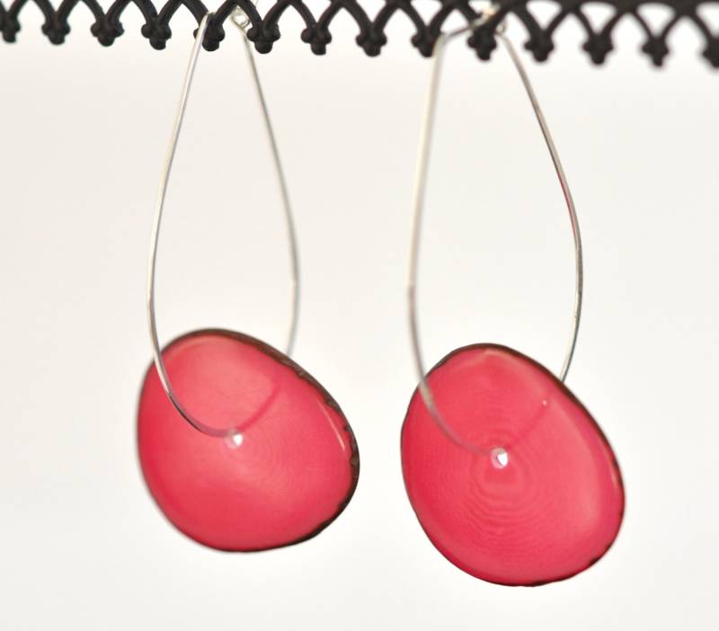 Tagua Nuss Ohrringe - Sterling Silber Hot Pink Personalisierte Längliche Loop-Reifen von dianafakhoury
