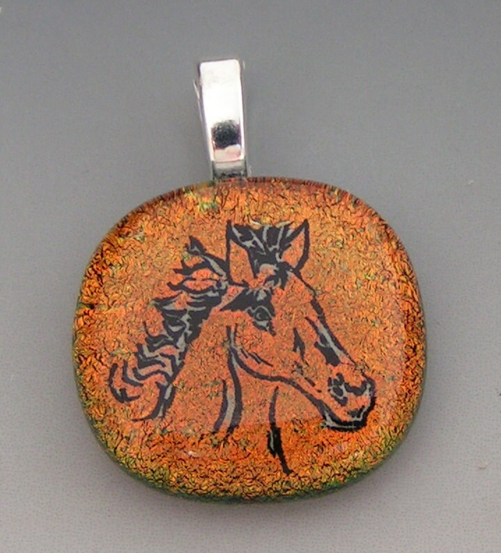 Dichroic Kupfer Farbe Pferdekopf Anhänger Fusing-Glas von dichroicsparkle