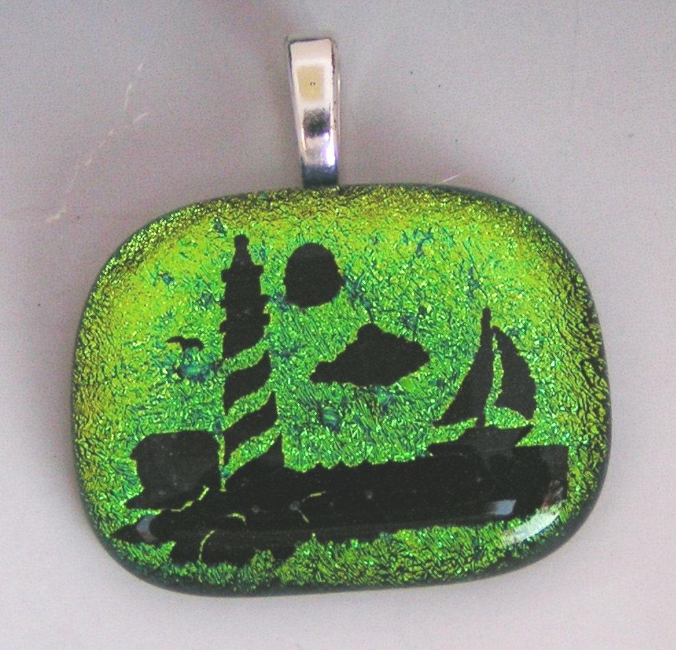 Dichroic Lime Green Lighthouse Scene W/Segelboot Anhänger Aus Geschmolzenem Glas von dichroicsparkle