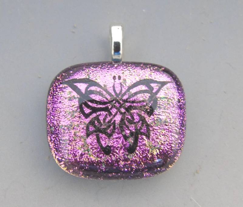Dichroic Pink Stilisierter Schmetterling Anhänger Laser Etched Fusing von dichroicsparkle