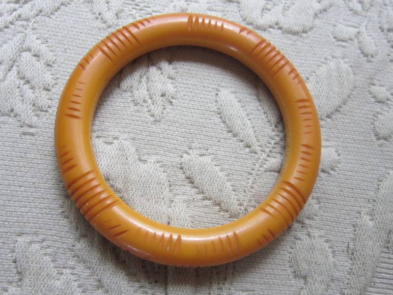 Geschnitzter Butterscotch Bakelit Armreif von diddle47