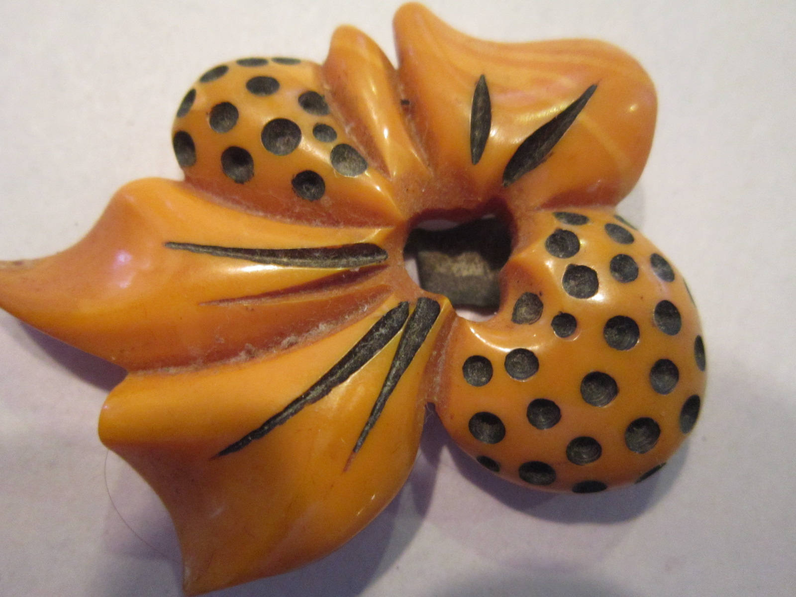 Geschnitzter Kleiderclip Aus Butterscotch Mit Schwarzen Punkten von diddle47