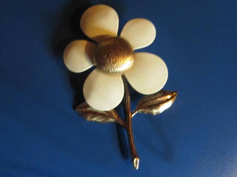 Jahrgang Sara Coventry Blume Stift Weiß Und Gebürstet Gold 3 3/4" von diddle47