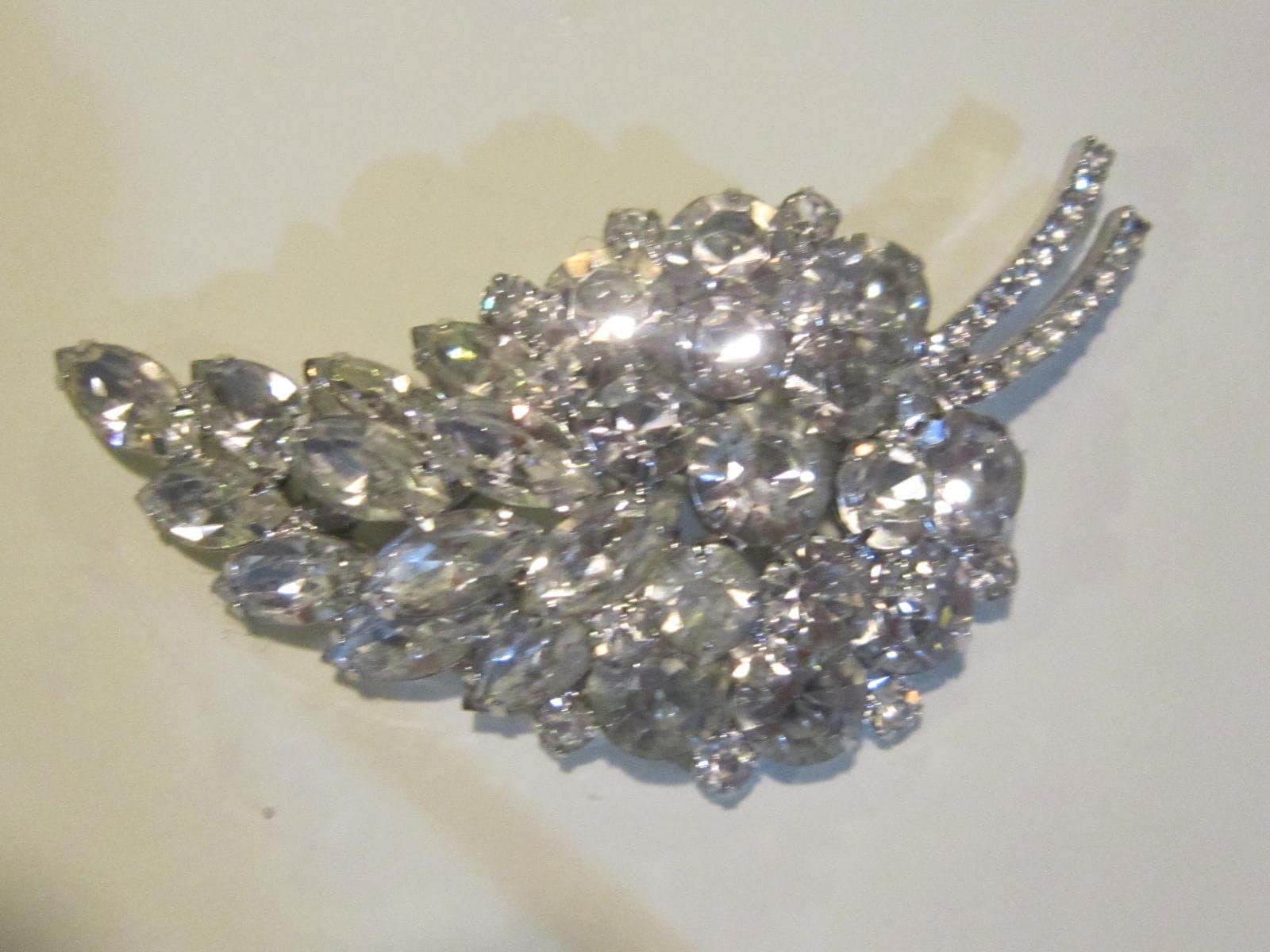 Riesige Strass-Brosche Blatt Klare Strassestone Herrlich 3 1/2 "Minze Zustand Super Funkeln Riesige Strass-Brosche Blatt Klare Strassestone Herrlich 3 1/2 "Minze Zustand Super Funkeln von diddle47