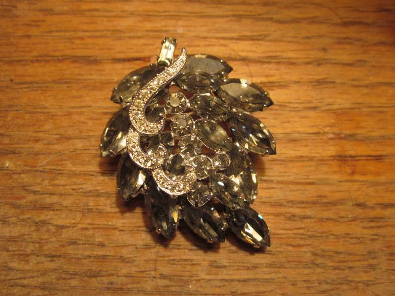 Signierte Weiss Anstecknadel Brosche, Rauchige Strasssteine, Wunderschöne Anstecknadel, Weiss von diddle47