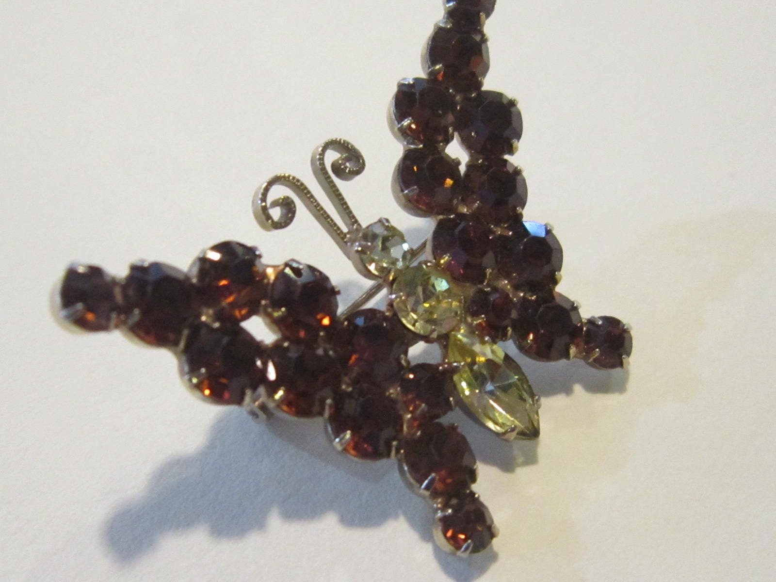 Strass Schmetterling Pin Brosche Kupfer Farbige Steine Mit Gelben Stein Körper Wunderschöne Funkelnde Strass Schmetterling Pin Brosche Kupfer Farbige Steine Mit Gelben Stein Körper Wunderschöne Funkelnde von diddle47
