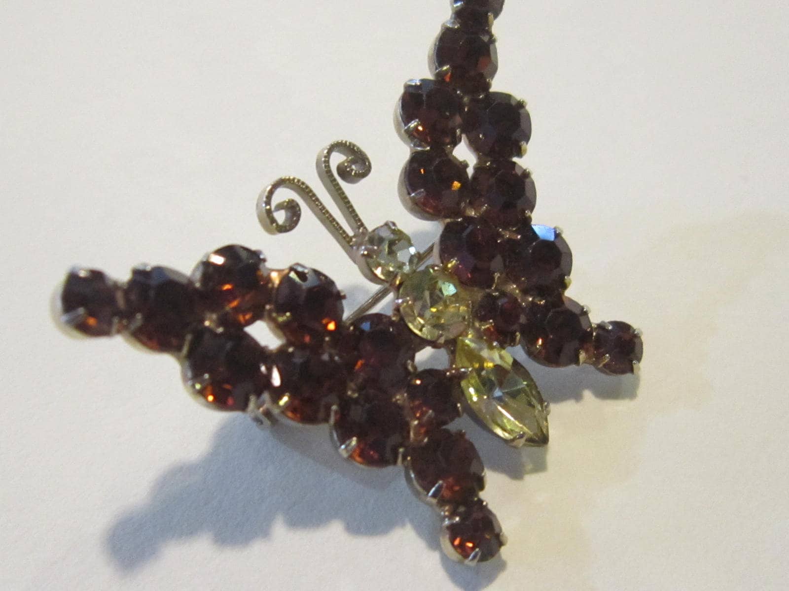 Strass Schmetterling Pin Brosche Kupfer Farbige Steine Mit Gelben Stein Körper Wunderschöne Funkelnde von diddle47