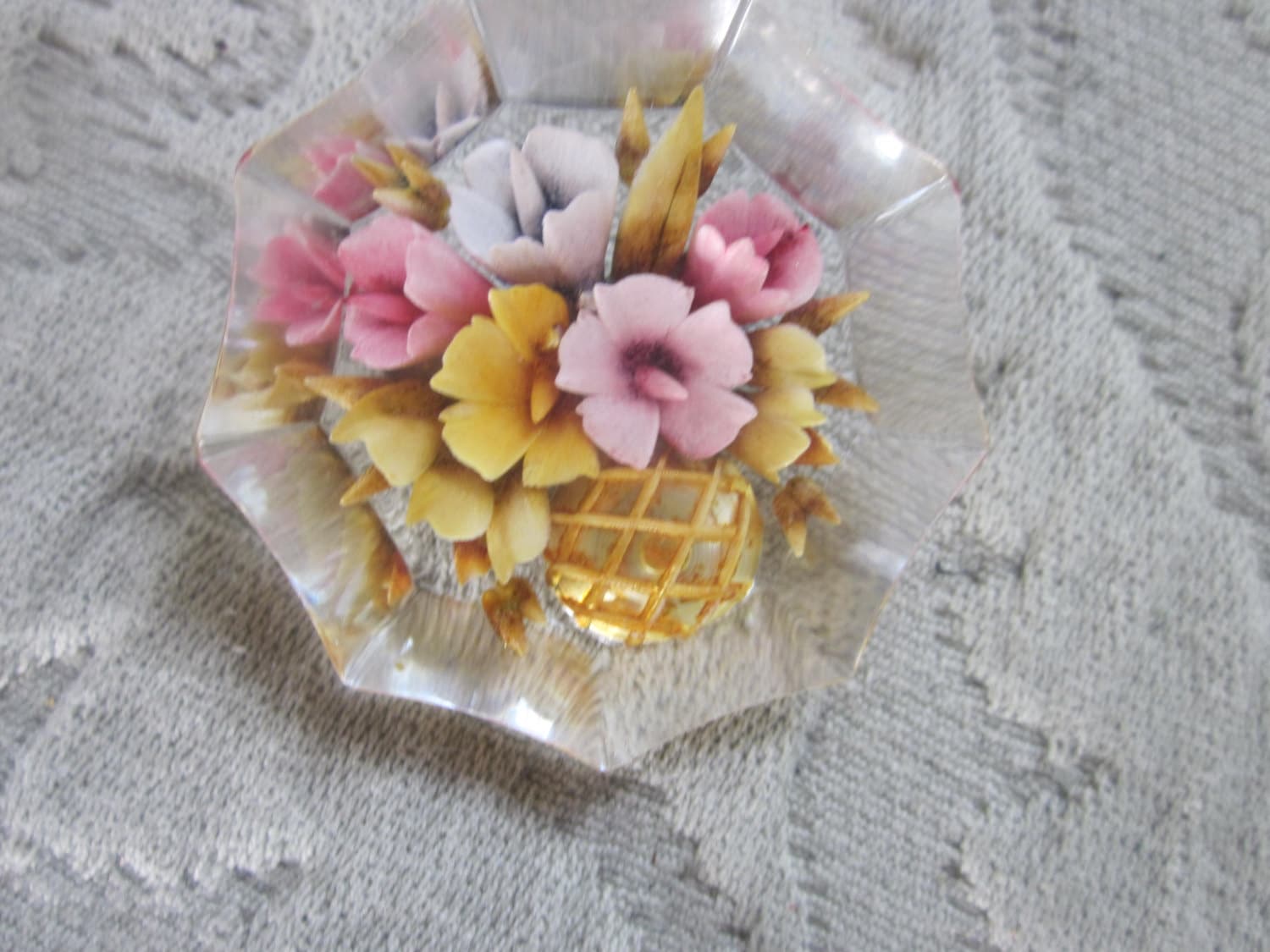 Vintage Lucite-Brosche, Korb Mit Blumen, Jahrgang Stift von diddle47
