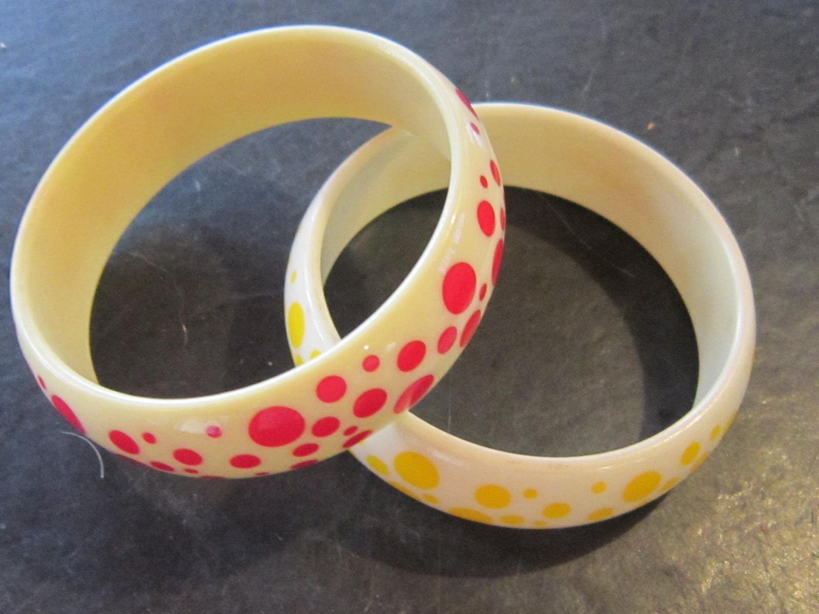 Zwei Polka-Punkt-Armbänder Vintage Bangle Armbänder Entzückend Zwei Polka-Punkt-Armbänder Vintage Bangle Armbänder Entzückend von diddle47