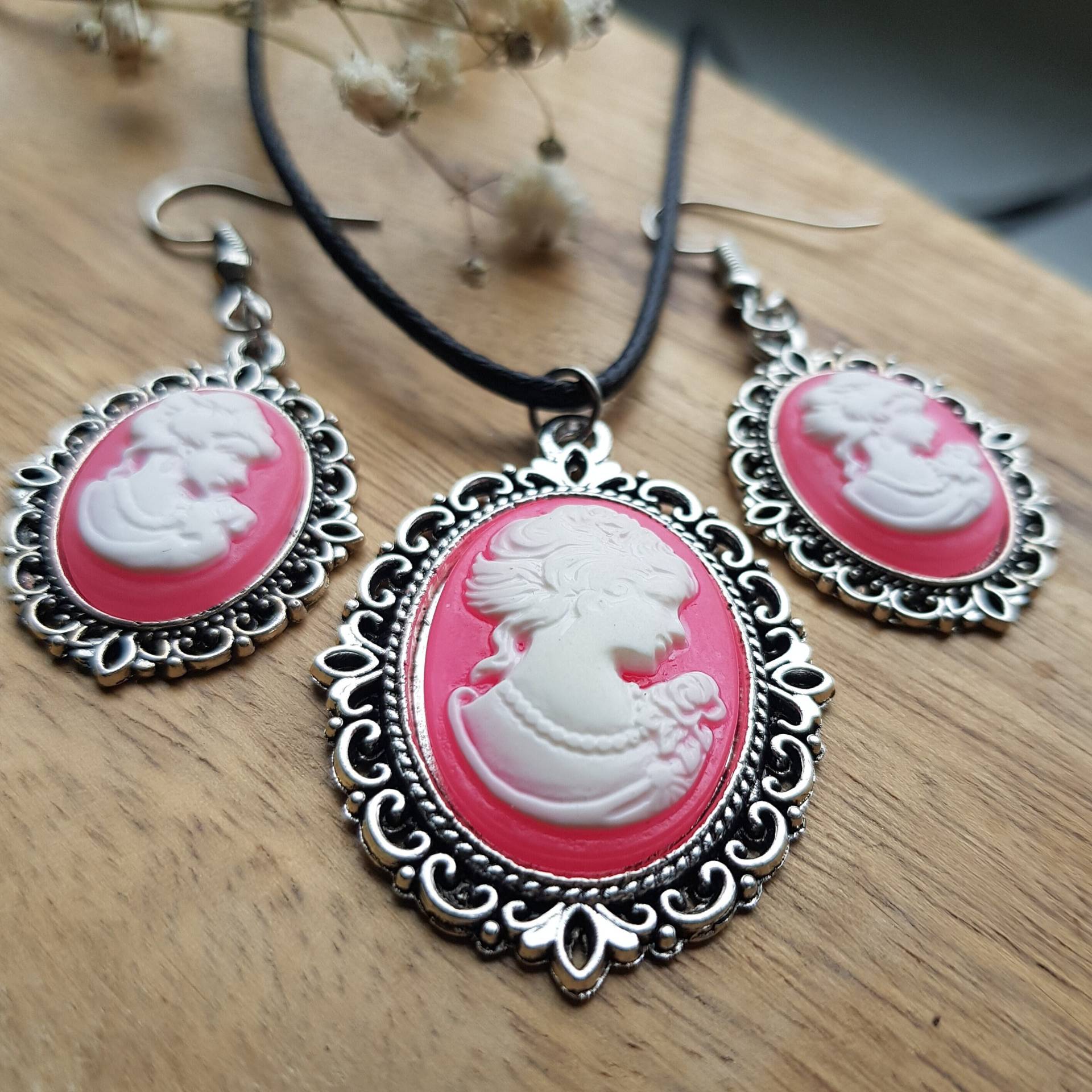 Pink Gemme Weiß Ohrringe Und Kette Rosa Kamee Vintage Schmuckset Barock Kostüm Bridgerton Cameo von dieSchmuckkiste