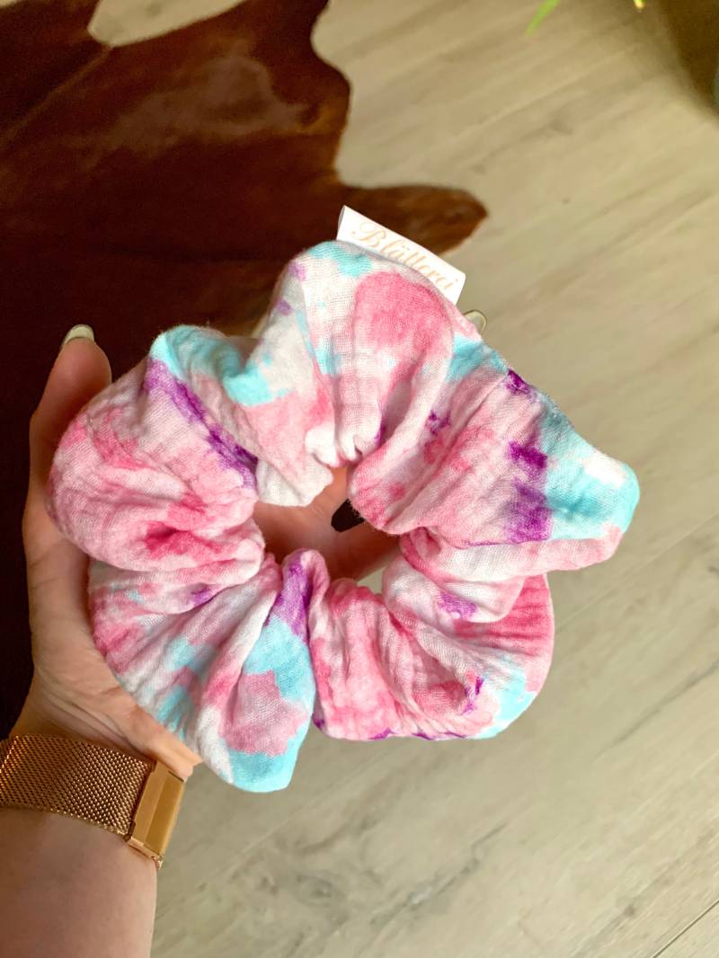 Candy Clouds Musselin Scrunchie von dieblaetterei