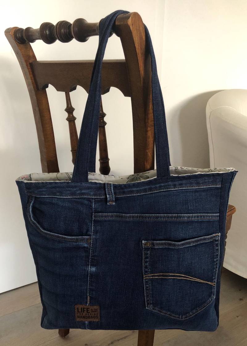 Recycelte Jeanstasche Henkeltasche Shopper Zero Waste Jeansbag Mit Patches Used Look Vintage Vibes Denimtasche City Bag Nachhaltigkeit von diekleineManufaktur