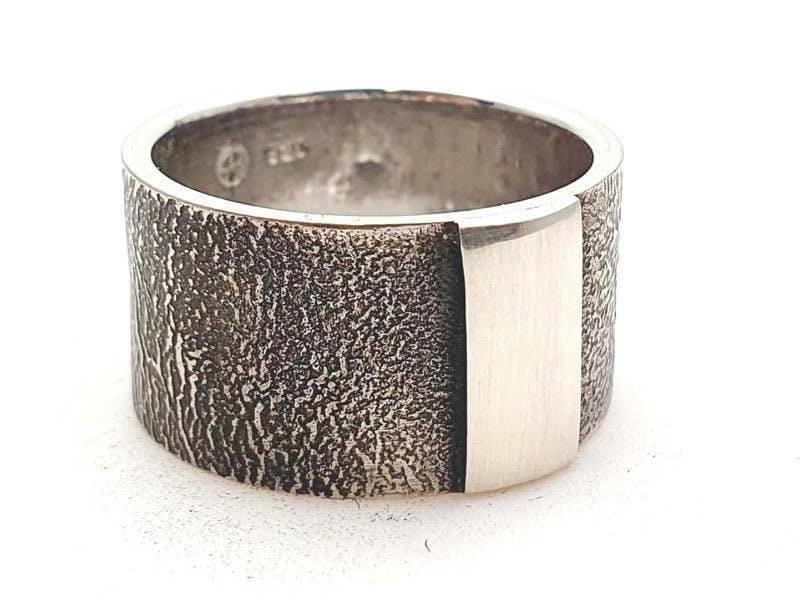 Silberring Mit Einzigartiger Stuktur Personalisierbar von dieringmacher