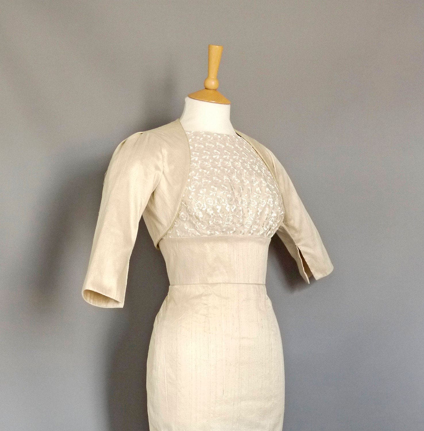 Bolero Aus Champagnerfarbener Wildseide Mit Goldener Paspelierung - Made By Dig For Victory von digforvictory