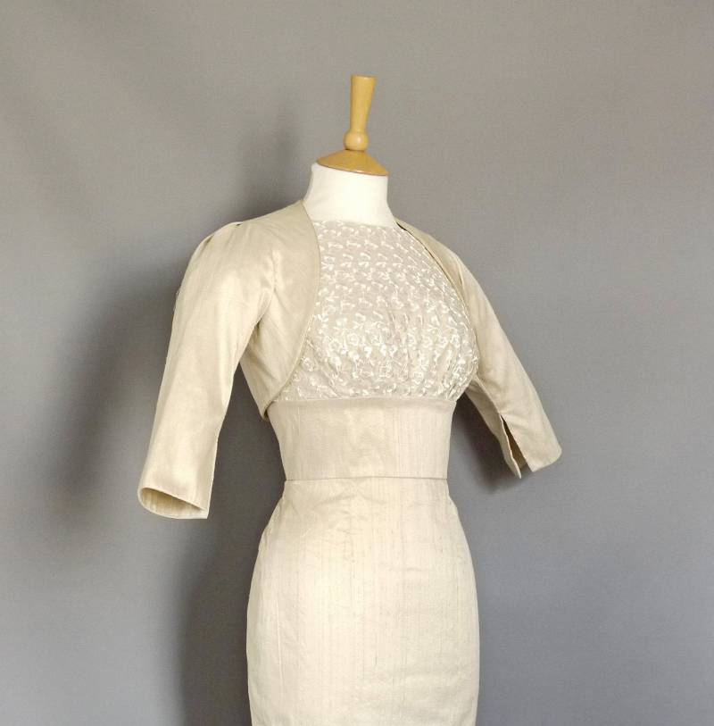 Bolero Aus Champagnerfarbener Wildseide Mit Goldener Paspelierung - Made By Dig For Victory von digforvictory