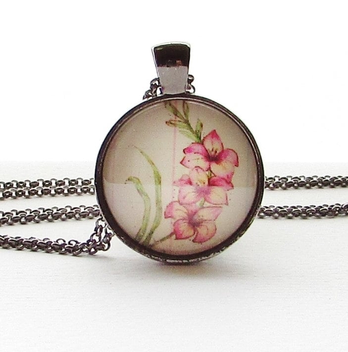 August Blume Des Monats Halskette Mit Pink Gladiolen August Blume Des Monats Halskette Mit Pink Gladiolen von digiliodesigns