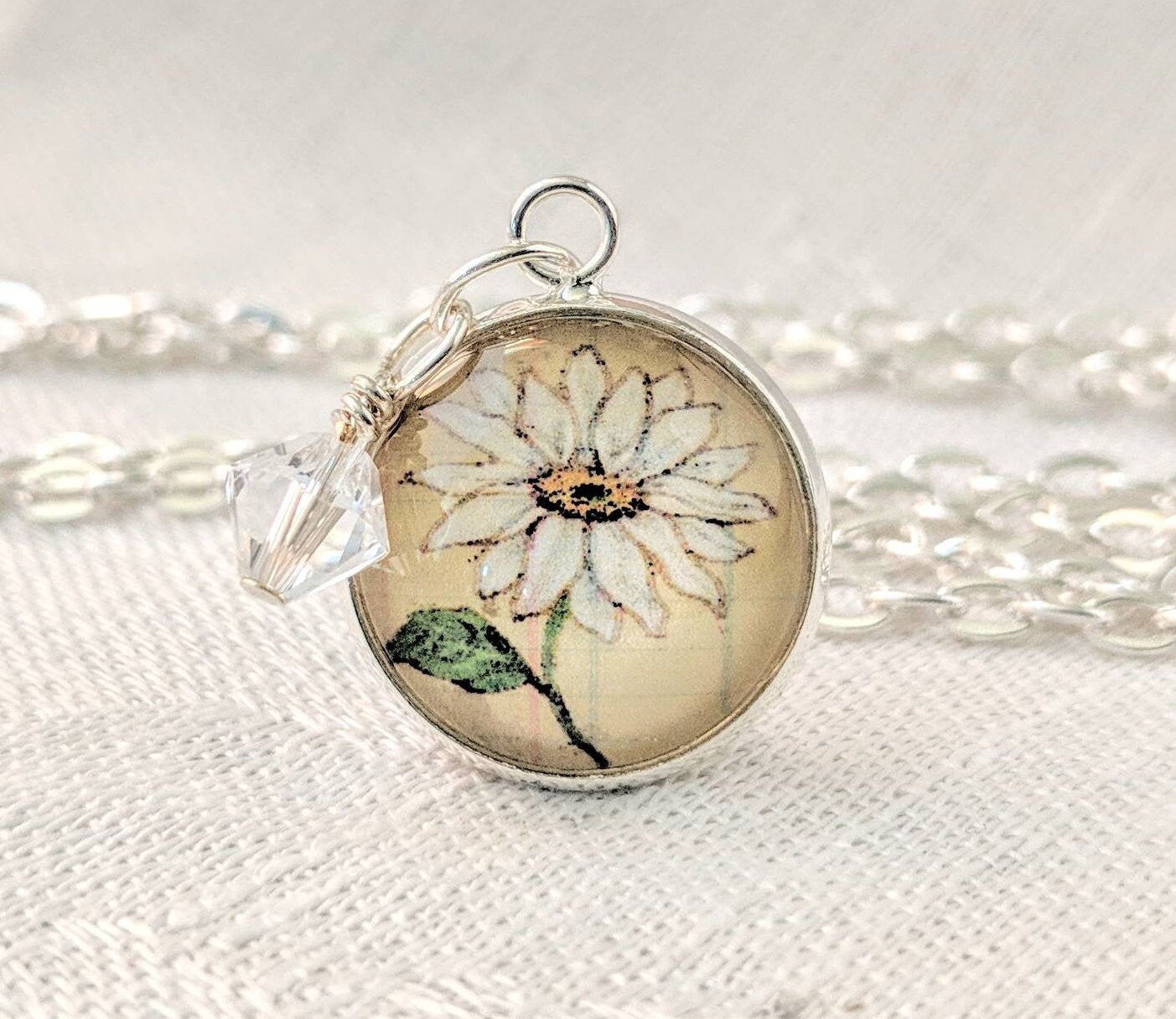 Daisy Blume Anhänger April Geburtsstein Kristall, Versilberte Kette Daisy Blume Anhänger April Geburtsstein Kristall, Versilberte Kette von digiliodesigns