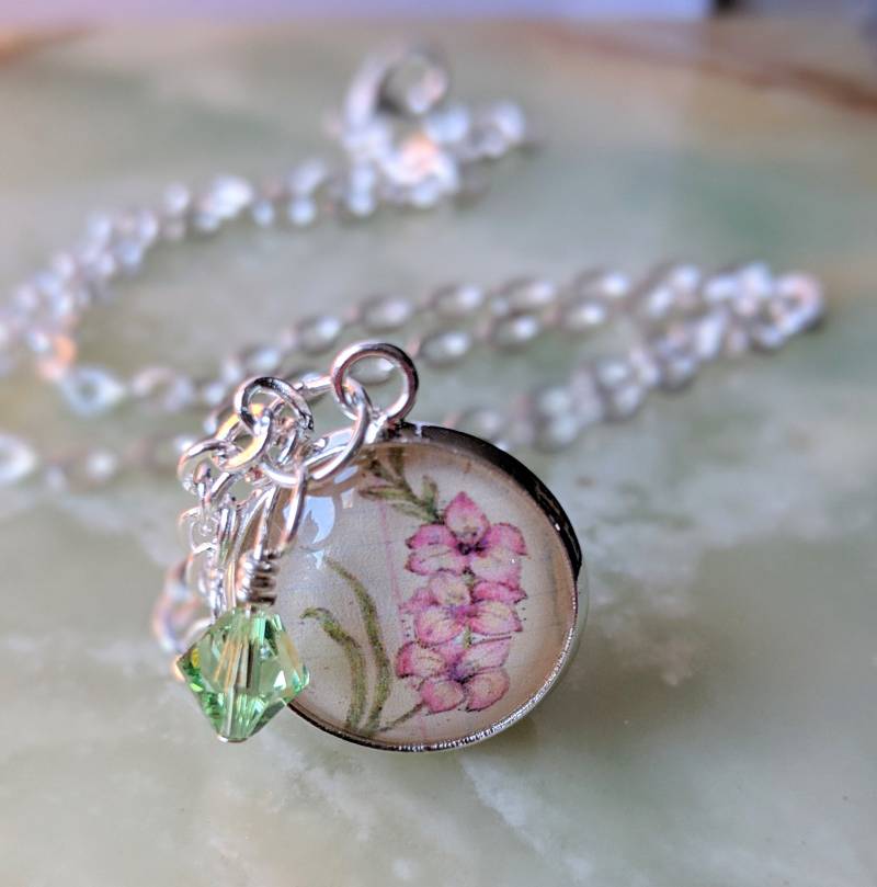 Gladiolen Blumen Anhänger August Birthstone Peridot Kristall, Sterling Überzogen Gladiolen Blumen Anhänger August Birthstone Peridot Kristall, Sterling Überzogen von digiliodesigns
