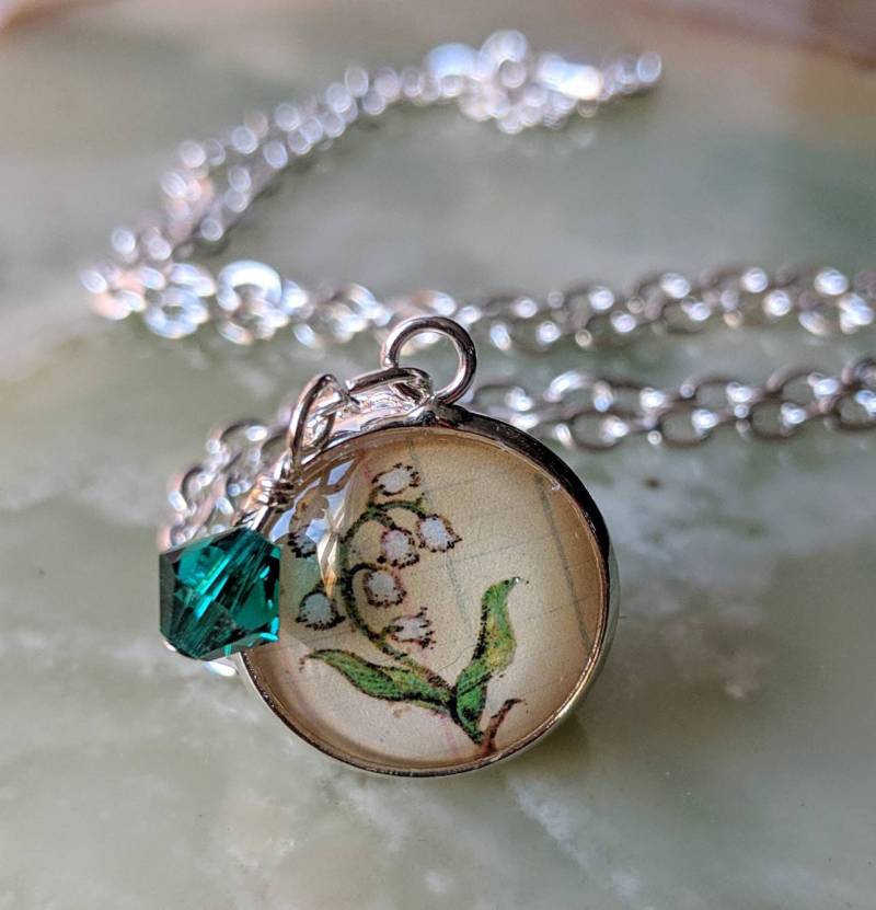 Maiglöckchen Anhänger Geburtsblume Halskette, Emerald Swarovski Kristall Maiglöckchen Anhänger Geburtsblume Halskette, Emerald Swarovski Kristall von digiliodesigns