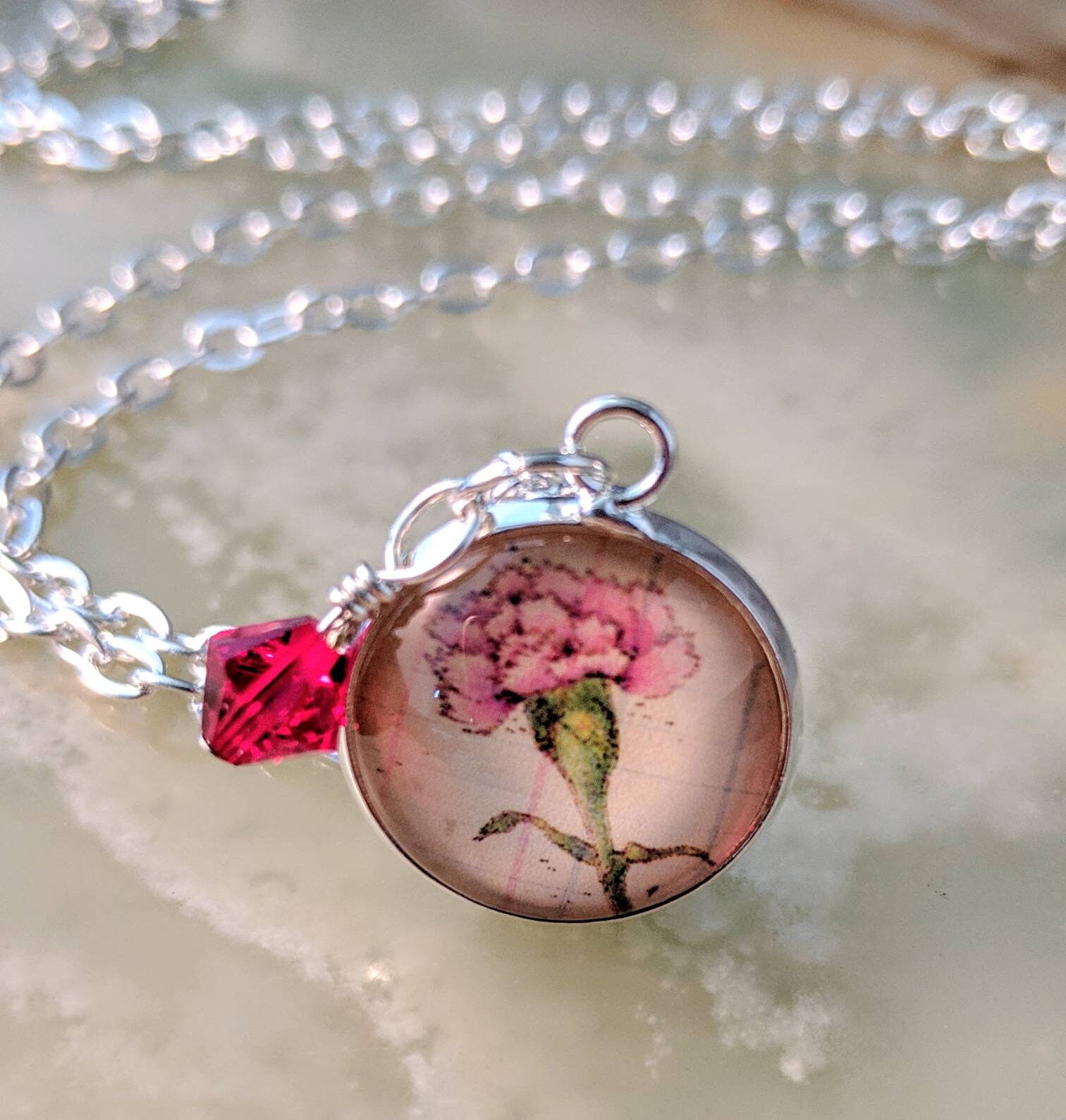 Nelke Anhänger Januar Geburtsblume, Granat Kristall, Sterling Silber Vergoldet Nelke Anhänger Januar Geburtsblume, Granat Kristall, Sterling Silber Vergoldet von digiliodesigns