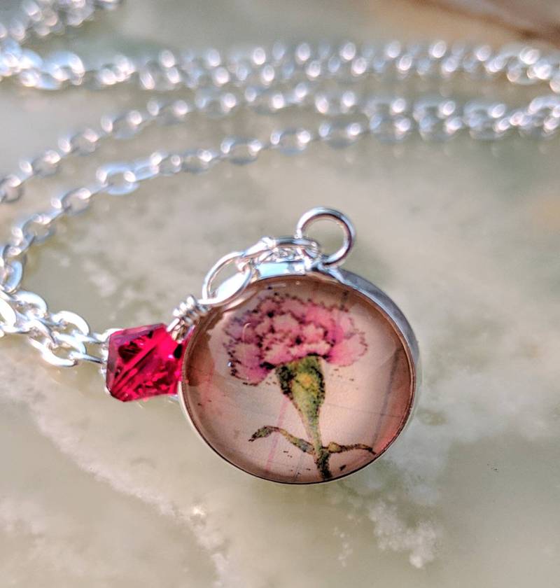 Nelke Anhänger Januar Geburtsblume, Granat Kristall, Sterling Silber Vergoldet Nelke Anhänger Januar Geburtsblume, Granat Kristall, Sterling Silber Vergoldet von digiliodesigns
