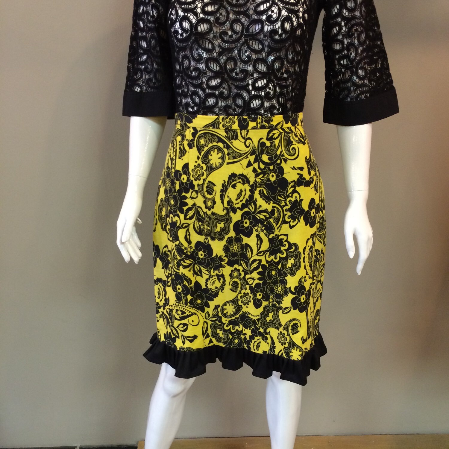 Dilly Daisy Gelb Schwarzer Demask Print Rock Mit Rüschen Dilly Daisy Gelb Schwarzer Demask Print Rock Mit Rüschen von dillydaisy