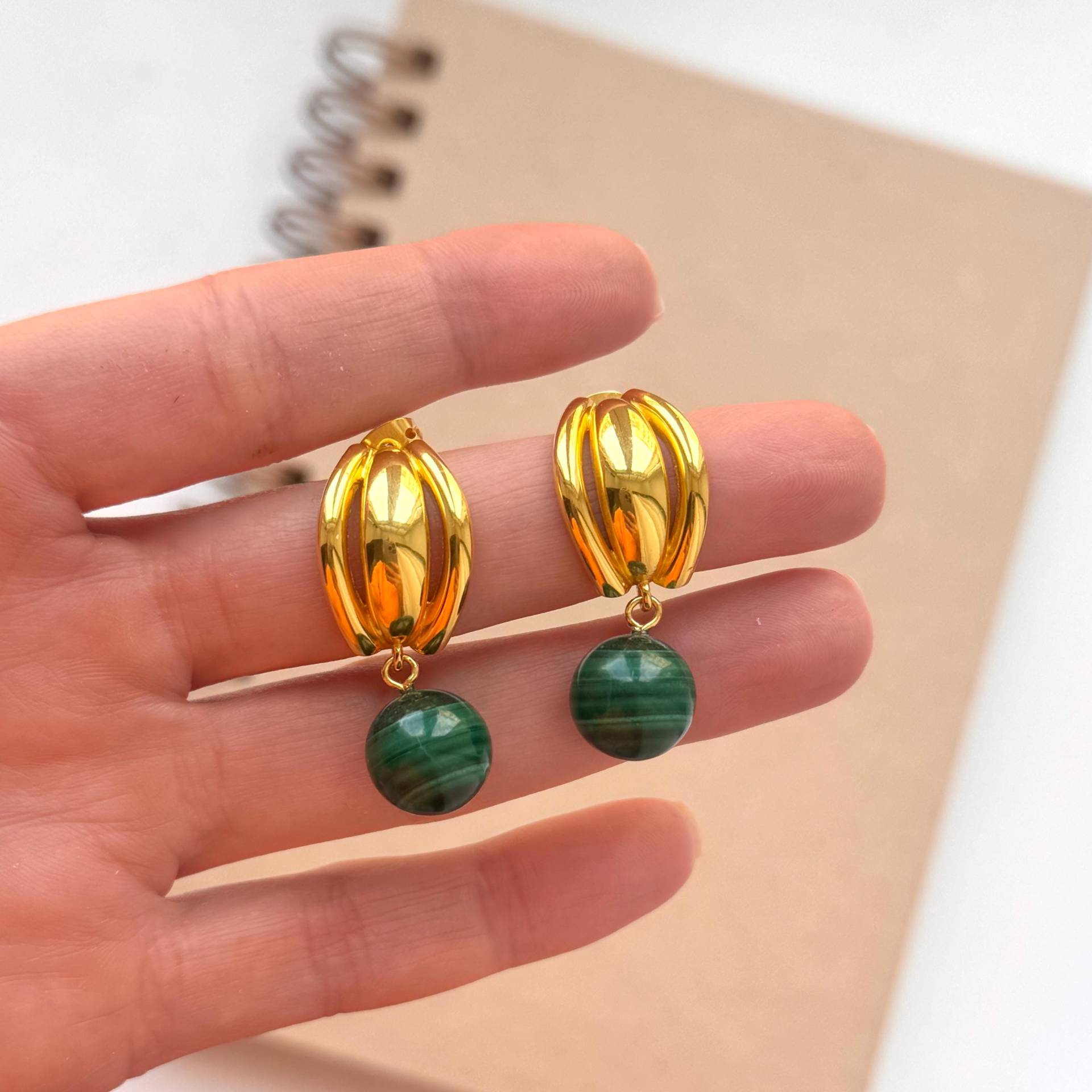 Natur Ohrringe Malachit Gold Skulpturale Retro Modern Minimalist Statement Grüner Stein 80Er 90Er Jahre Vintage Style Ohrhänger von dinaristore