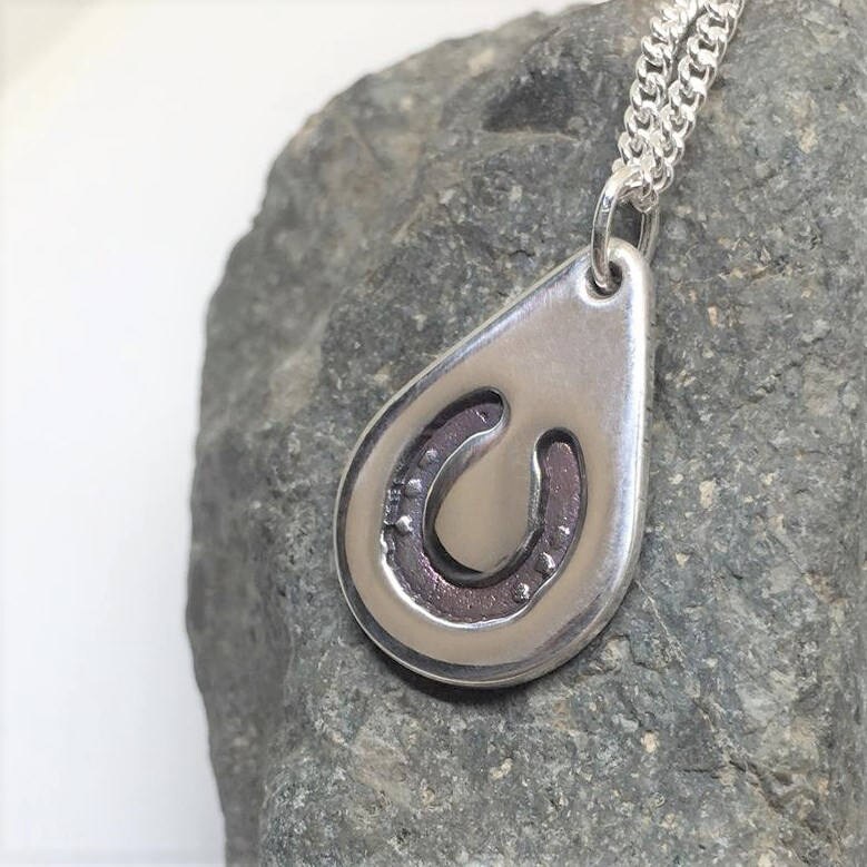 Hufeisen Print Silber Teardrop Anhänger Nach Maß Aus Ihrem Eigenen Geschenk Für Pferdeliebhaber von dinkydabs