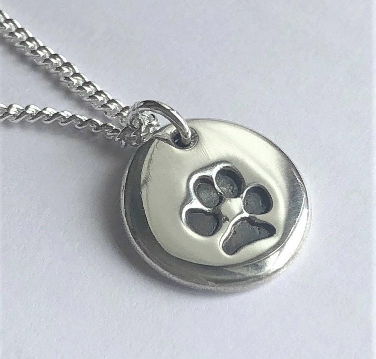 Kleiner Pfotenabdruck Halskette, Maßgeschneiderte Kieselstein Silber Anhänger, Geschenk Für Mutter Tochter Oder Vater von dinkydabs