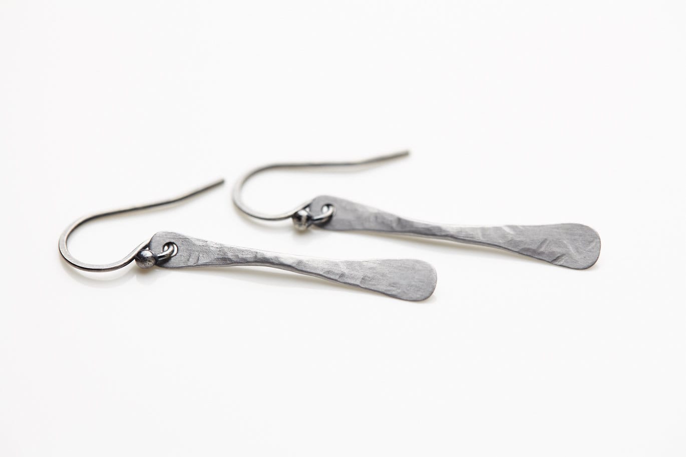 11Th Jubiläum Stahl Bar Ohrringe. Einfache Vertikale Stabohrringe. Ein Modernes Geschenk Für Sie. Handgeschmiedete Ohrringe Auf Bestellung von dirtyprettyartwear