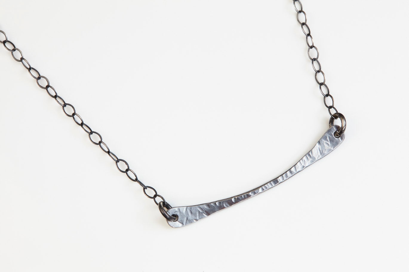 Geschwungene Stab-Halskette Aus Stahl. Geschenk Für Sie Zum 11. Modern, Minimalistisch, Gehämmert, Einfach Und Schick. Handgeschmiedet von dirtyprettyartwear