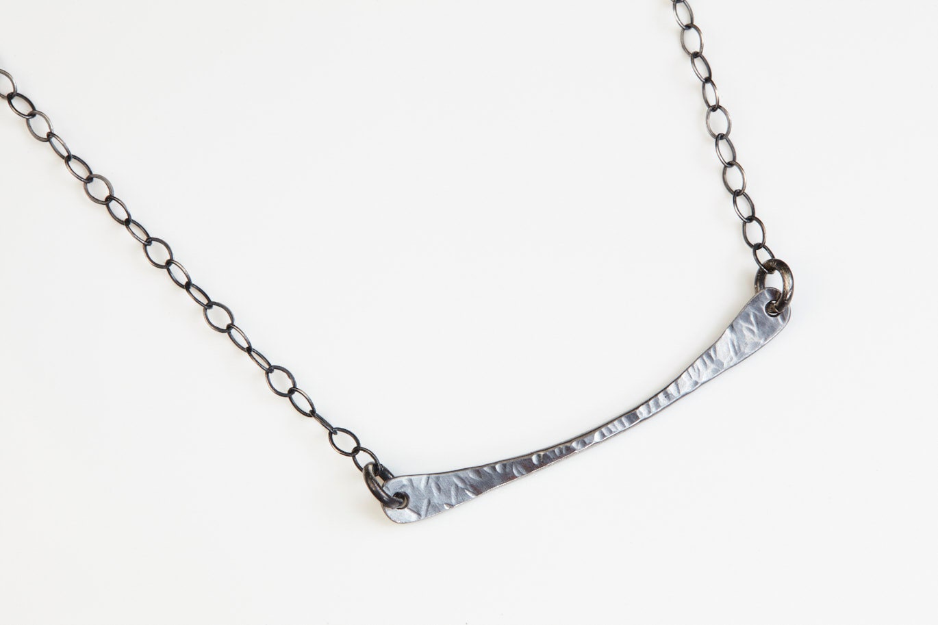 Hochzeitstag Geschenk. Kurze Boho Layering Kette. Geschwungene Bar Eisen Jubiläum Halskette. Trachtenschmuck Aus Eisen von dirtyprettyartwear