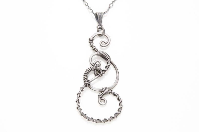 Wire Wrapped Teardrop Anhänger Halskette Gehämmert Eisen/stahl. Rustikale Handgeschmiedete Wirbel Bilden Einen Wunderlichen Gedrehten Tropfen von dirtyprettyartwear
