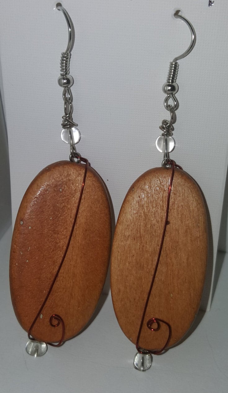 Roter Draht Eingewickelte Hölzerne Ohrringe von discursive