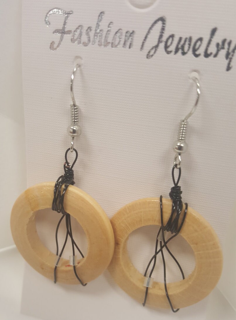 Schwarzer Draht Gewickelt Hölzerne Circlet Ohrringe von discursive