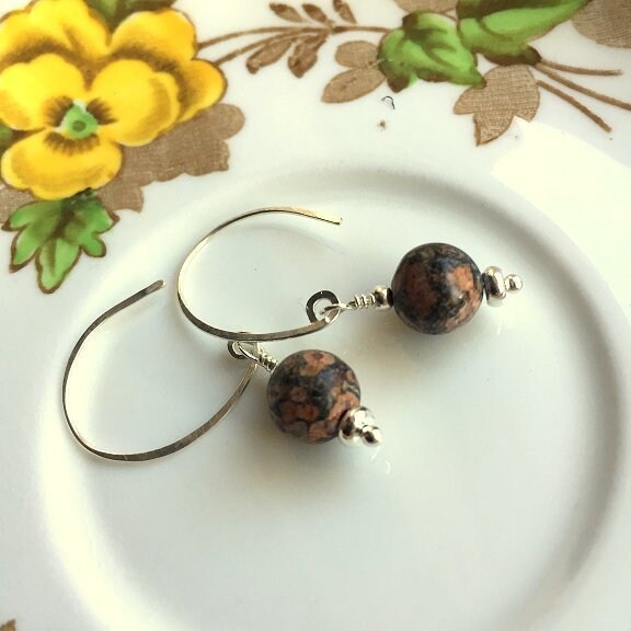 Natürliche Leopard Jaspis Ohrringe Schöne Perlen Sterling Tropfen Silber-Drähte Dishfunktionale Designs Natürliche Leopard Jaspis Ohrringe Schöne Perlen Sterling Tropfen Silber-Drähte Dishfunktionale Designs von dishfunctionldesigns