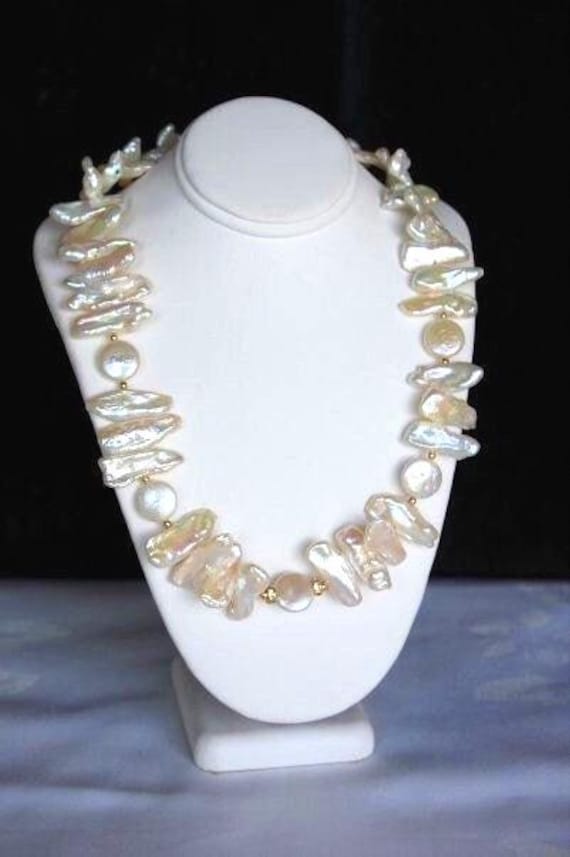 Weiße Biwa Süßwasserperlen Halskette Kombinieren Mit Münzperle Slovaski Kristalle Und 14Kgf. Hand Gemacht von divinepearls