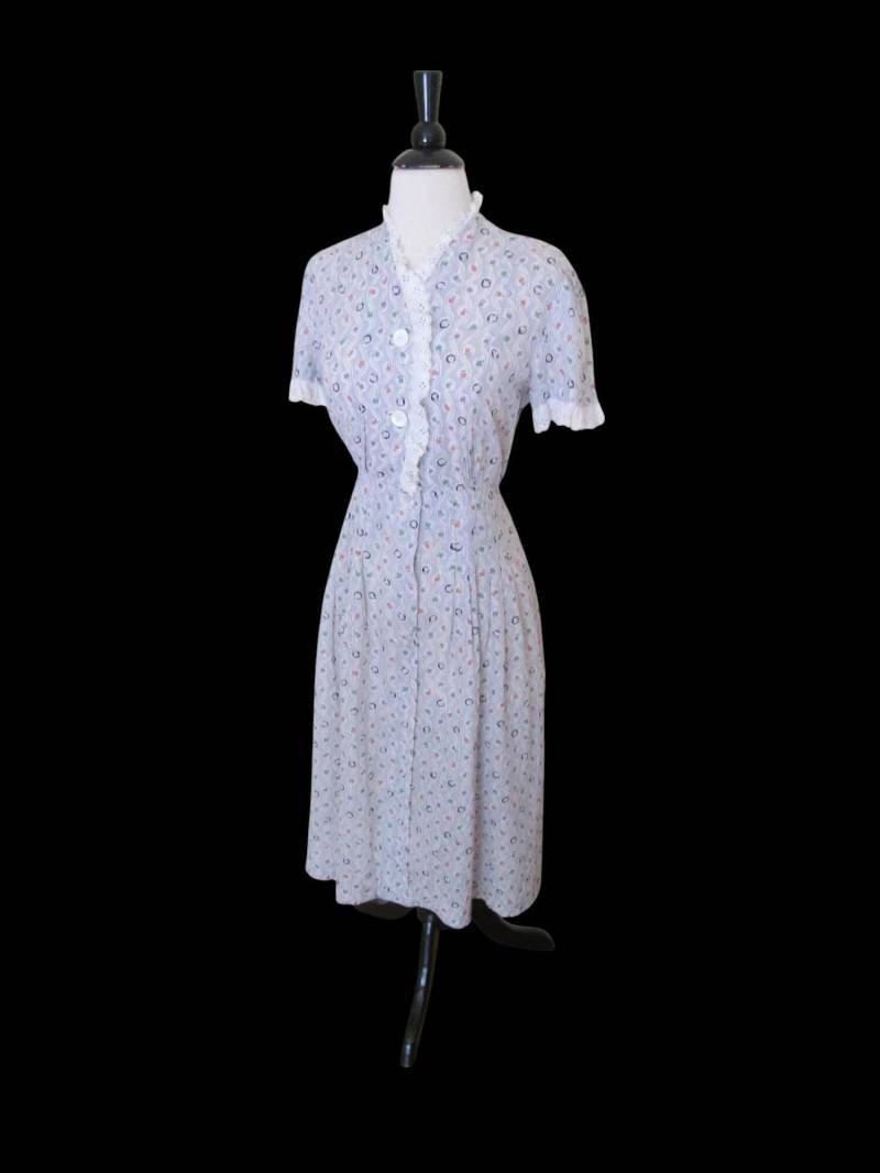 1930S Serpentine Seersucker Kleid/Vintage 30S Hellgraues Baumwoll Gehrock + Blumen Print Weiße Froufrou Spitze 1930S Serpentine Seersucker Kleid/Vintage 30S Hellgraues Baumwoll Gehrock + Blumen Print Weiße Froufrou Spitze von dixiefried