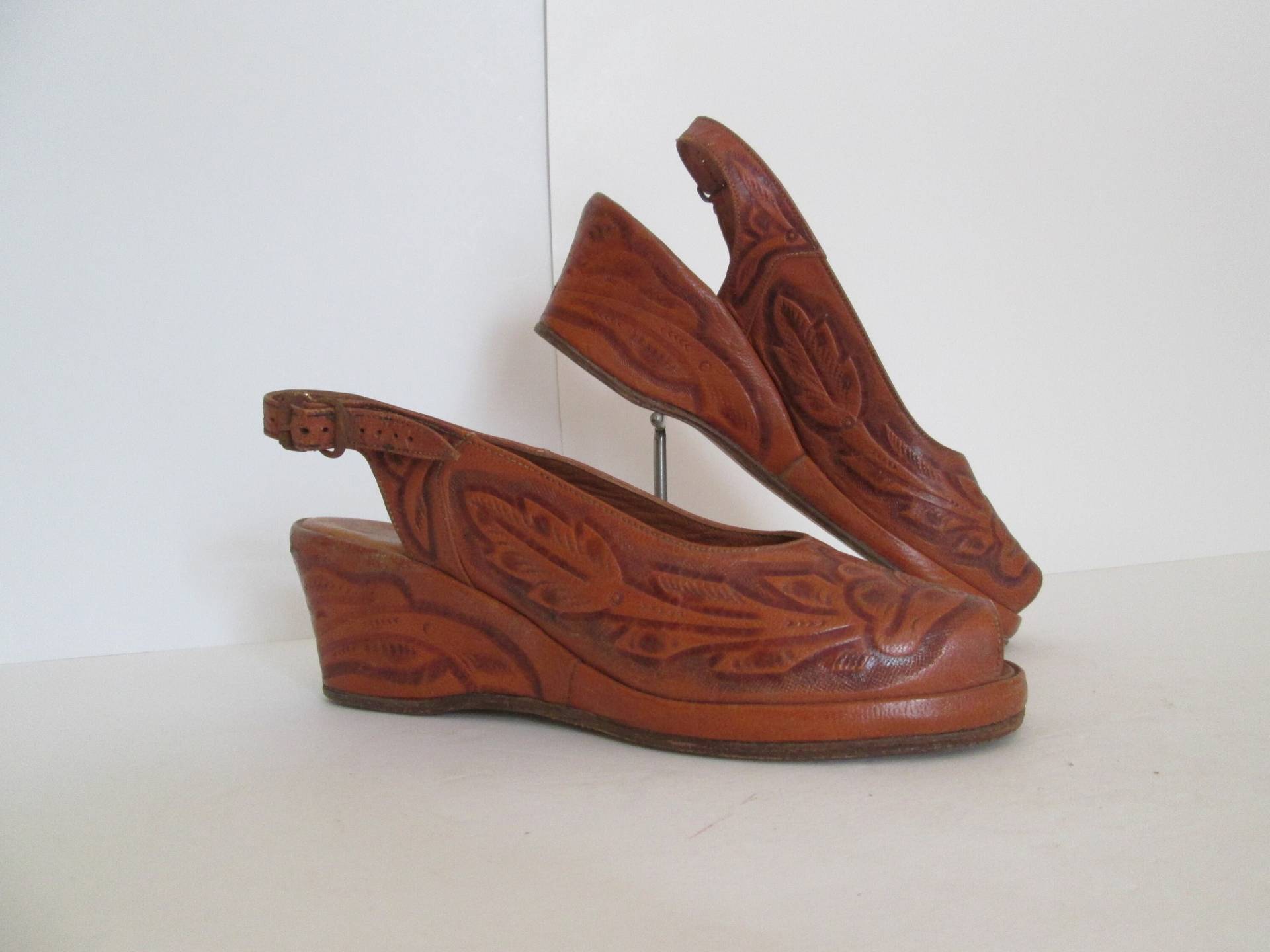 1940Er Jahre Wendy Wonderful Western Wedges/Vintage 40Er Blatt + Blume Hand Punzierte Ledersandalen von dixiefried